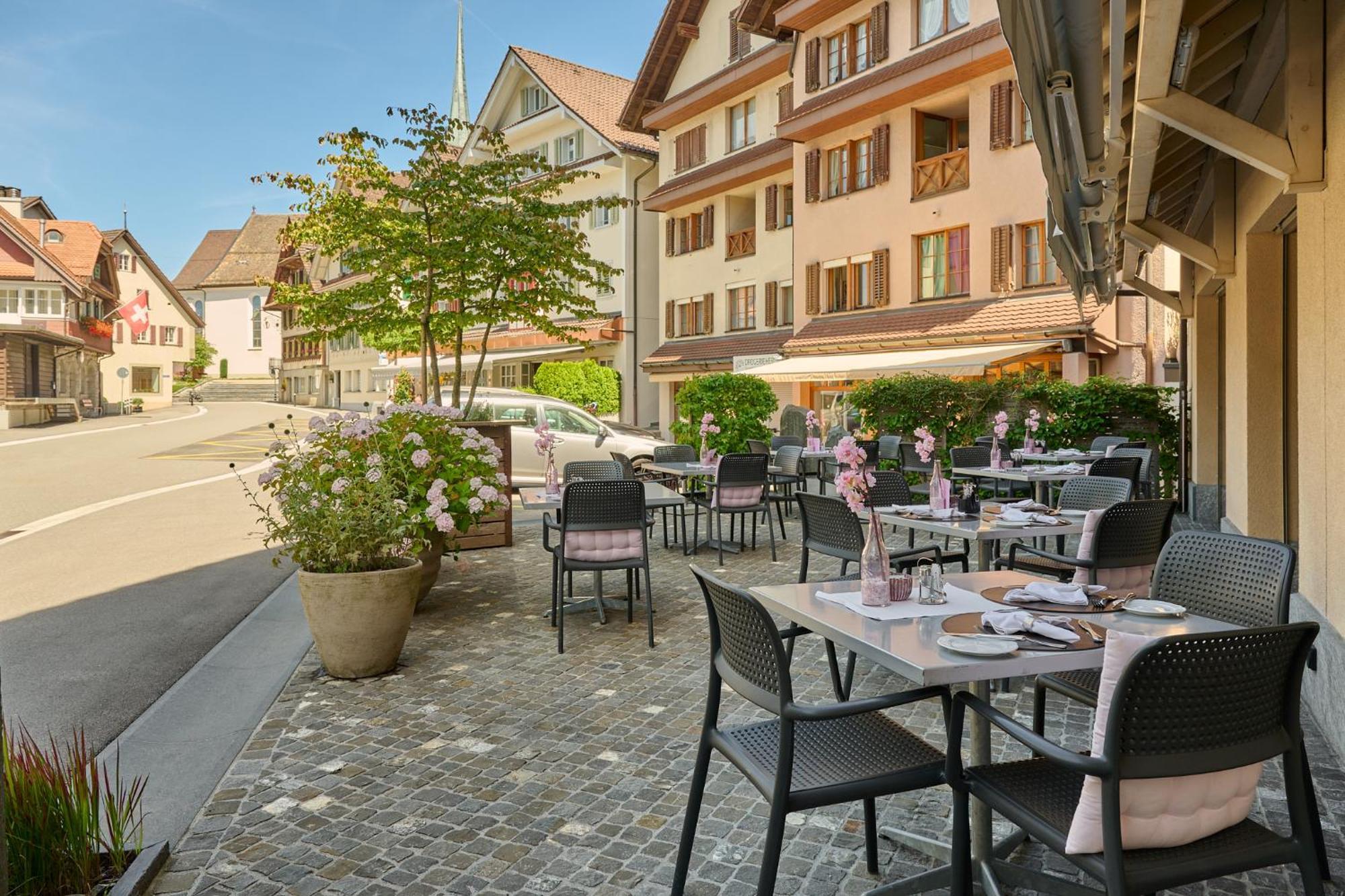 Hotel Ochsen Menzingen Exterior photo